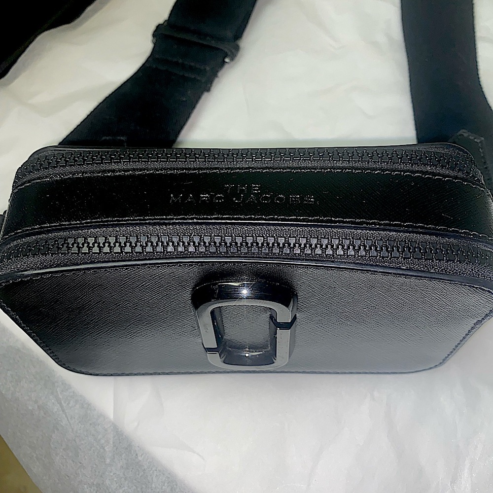 NWT MARC Jacobs camera style bag Saffiano leather adjustable crossbody strap.